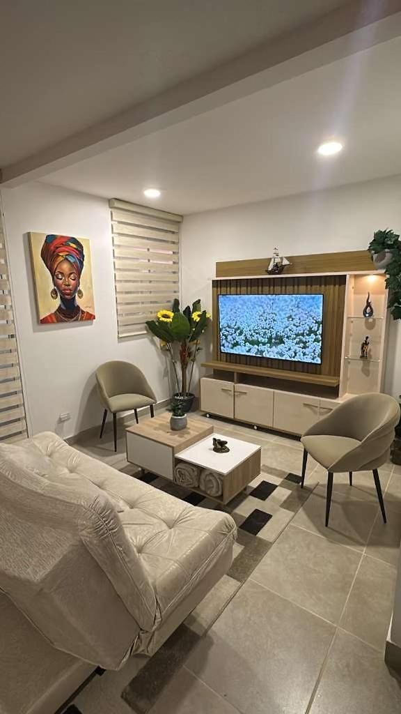 Apartamento Modern Coastal Retreat Near The